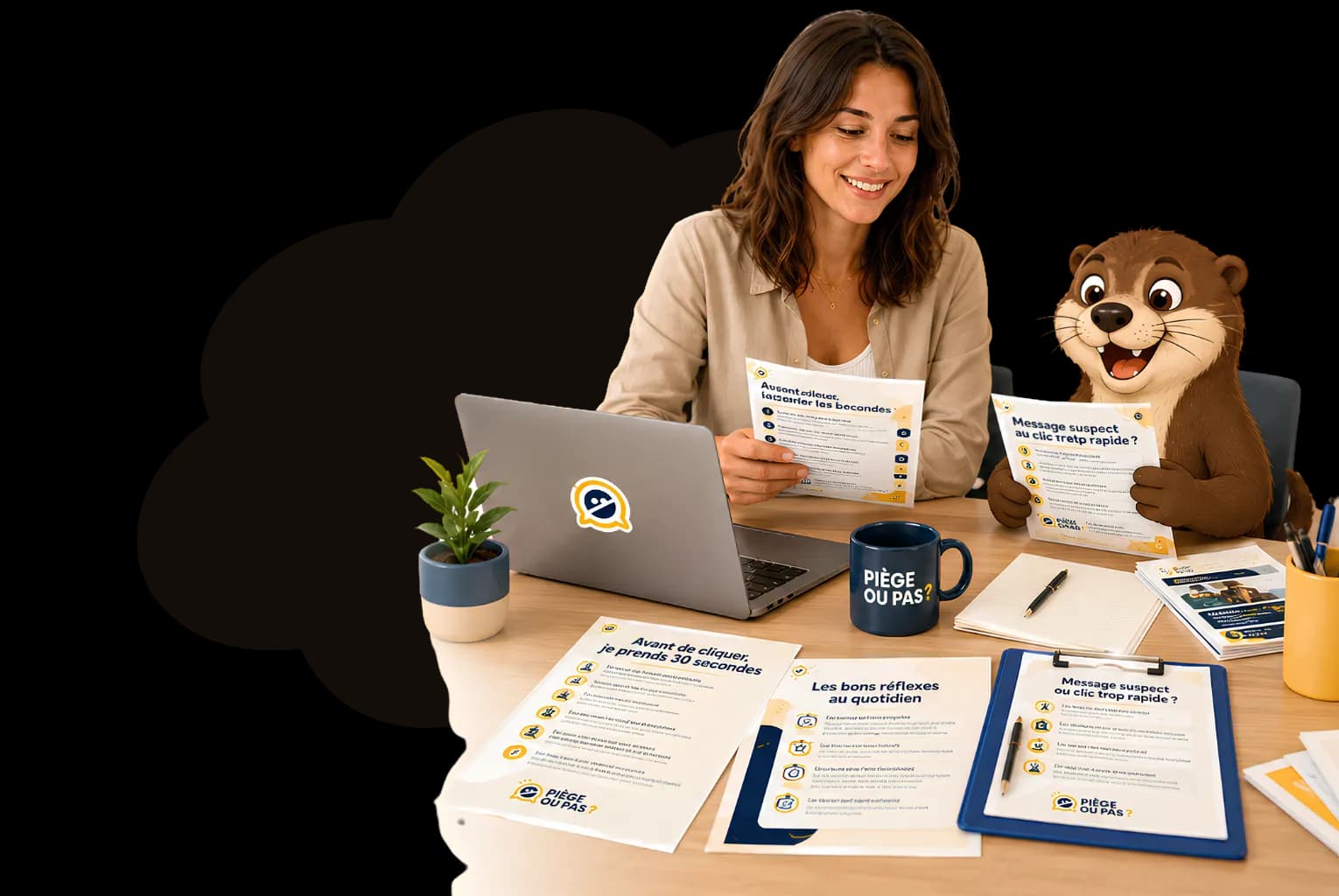 Une personne consulte des fiches pratiques imprimées de PIÈGE OU PAS ? à côté de la mascotte, sur un bureau avec un ordinateur portable.